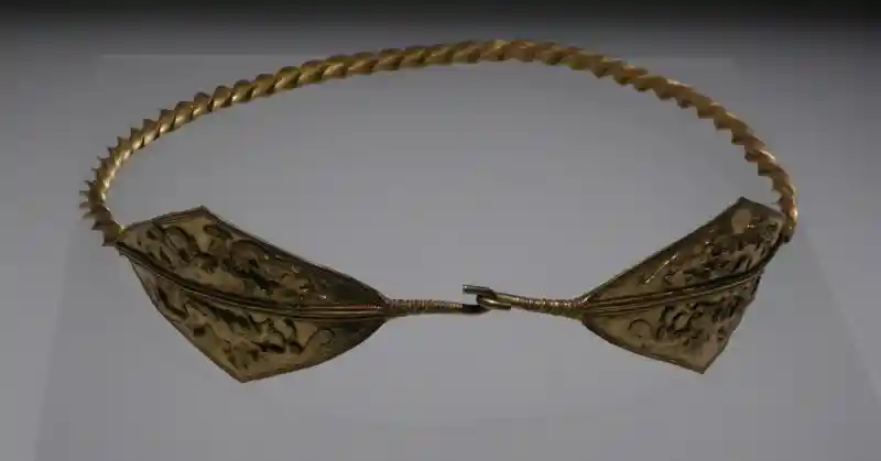 Gold diadem of lions vs bull and lions vs ibex